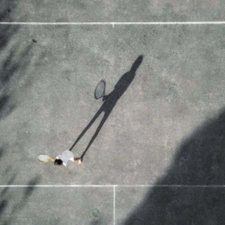 Pourquoi certaines mairies imposent des règles strictes pour la rénovation court de tennis en terre battue à Paris ?