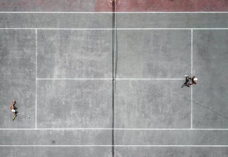 Quels types de fissures doivent alerter avant une rénovation court de tennis en béton poreux à Lyon ?