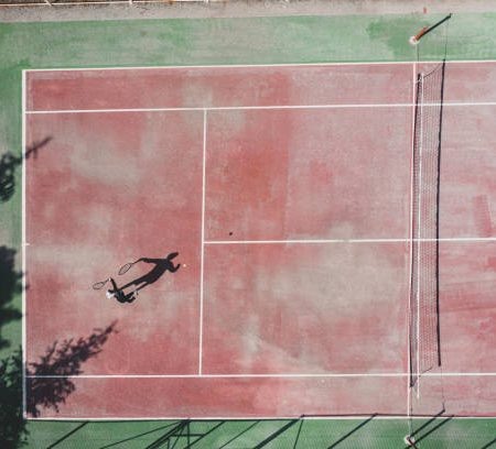 Comment renforcer la durabilité lors d’une rénovation court de tennis en béton poreux à Lyon ?