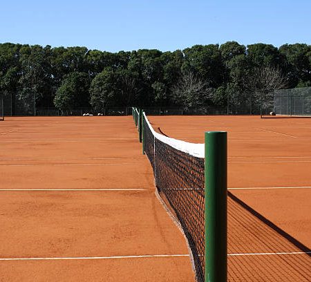 Quelles technologies passives peuvent améliorer le confort d’un court de tennis à Hyères en été ?