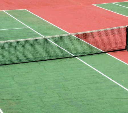 Quels sont les coûts d’entretien annuels après la construction d’un court de tennis à Chartres ?