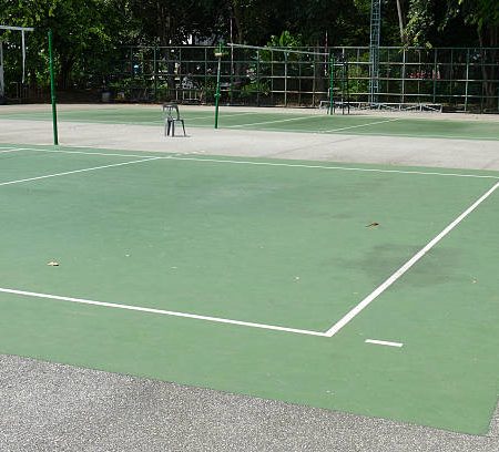 Quelles méthodes modernes réduisent les nuisances de chantier lors d’une construction court de tennis à Hyères ?