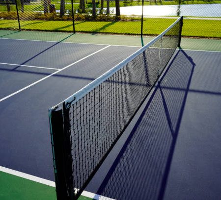Pourquoi choisir un matériau thermorégulant pour le sol dans une construction court de tennis à Hyères ?