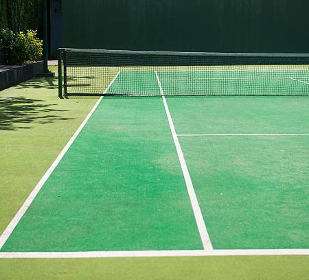 Quels types de sols drainants sont les plus adaptés au terrain sablonneux de Hyères pour la construction court de tennis à Hyères ?