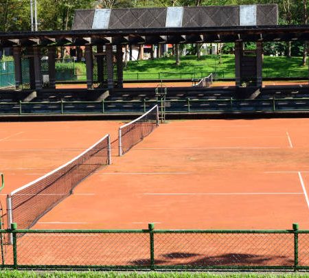 Comment anticiper les déformations de surface dues aux fortes chaleurs à Hyères dans un court de tennis ?