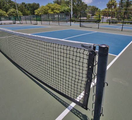 Est-il pertinent de construire un court de tennis semi-enterré à Hyères pour limiter l’exposition solaire ?