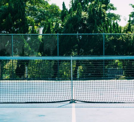 Quels sont les signes indiquant qu’un court nécessite une rénovation après sa construction à Chartres ?