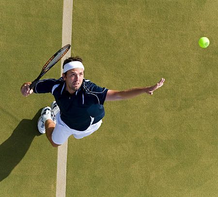 Comment entretenir un terrain après la construction court de tennis en gazon synthétique ?