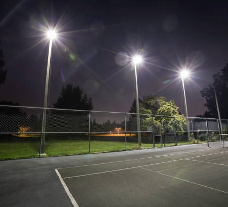 Quels outils spécifiques sont utilisés pour la rénovation court de tennis en terre battue à Paris ?