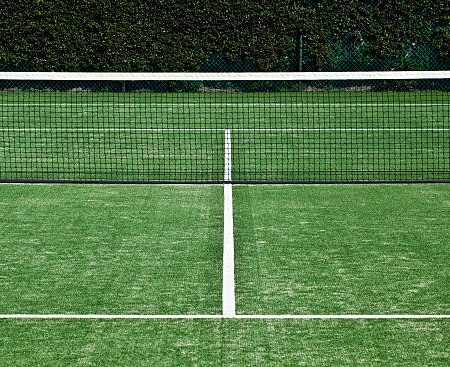 Quelles normes respecter pour une rénovation court de tennis en gazon synthétique à Paris ?