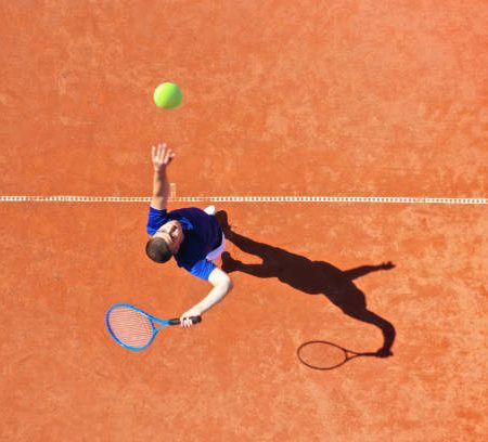 Quelles étapes techniques précèdent une construction court de tennis à Cannes en zone boisée ?