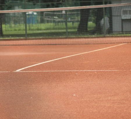 Comment choisir entre une construction de court en terre battue ou en béton poreux à Saint-Tropez ?