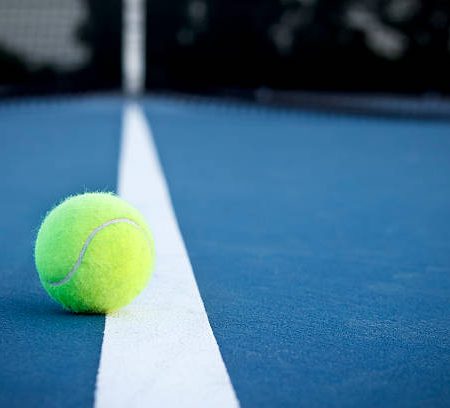 Quelles sont les normes locales à respecter pour la construction d&rsquo;un court de tennis à Saint-Tropez ?