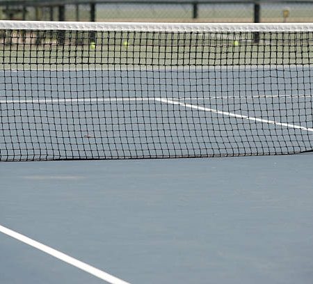 Quelles contraintes géologiques spécifiques faut-il gérer pour une construction court de tennis à Hyères ?