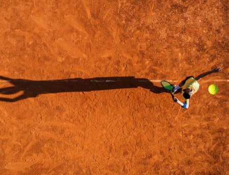 Comment limiter les nuisances sonores après une rénovation court de tennis en gazon synthétique à Paris ?