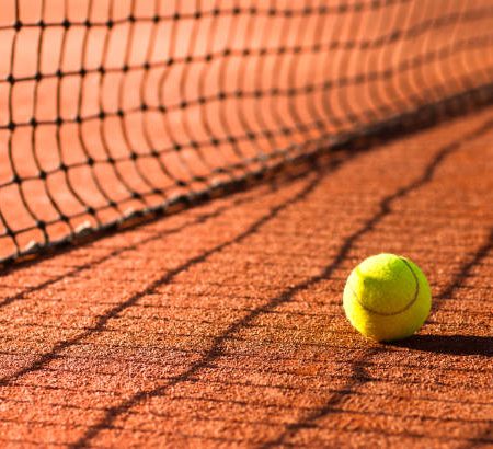 Faut-il déclarer la rénovation d’un court de tennis à Mougins à la mairie ?