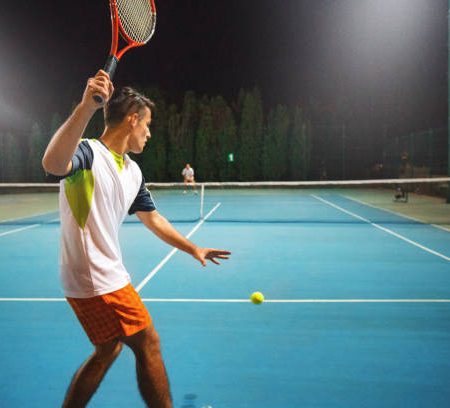 Rénovation court de tennis Lyon : faut-il entièrement refaire le sol ou seulement le revêtement ?