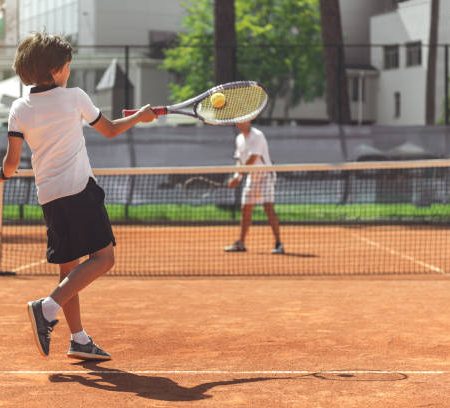 Rénovation court de tennis Lyon : quels équipements sont inclus dans un chantier complet ?