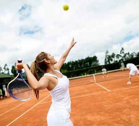 Peut-on remplacer le revêtement par du gazon synthétique lors d’une rénovation de court de tennis à Lyon ?