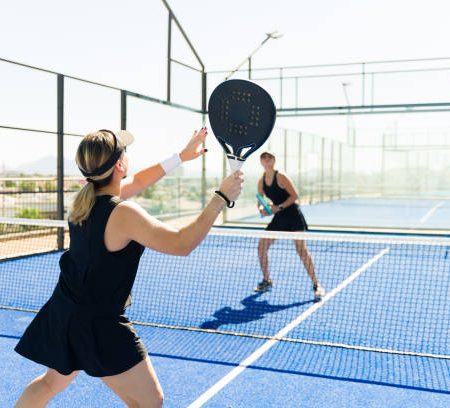 Rénovation court de tennis Lyon : quelles sont les options pour les clôtures et pare-ballons ?
