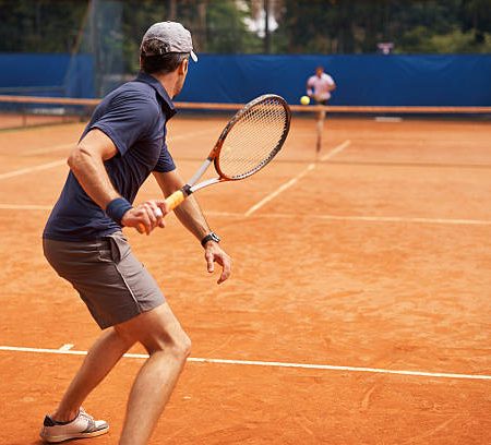 Rénovation court de tennis à Lyon : que choisir entre béton poreux, résine ou terre battue artificielle ?