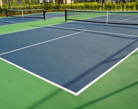 Quelles normes de sécurité respecter lors d’une rénovation de court de tennis à Mougins ?