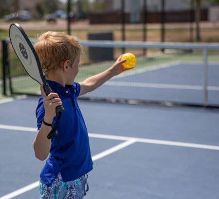 Quels sont les délais moyens pour une rénovation de court de tennis à Lyon en centre-ville ?