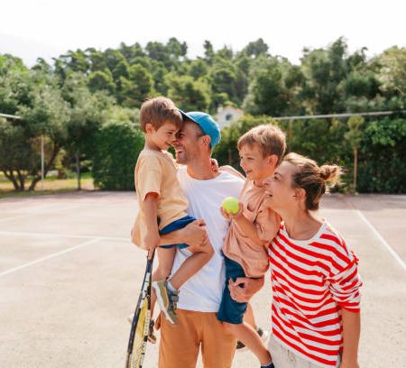 Les terrains en bord de mer nécessitent-ils une rénovation de court de tennis à Saint-Tropez plus fréquente ?