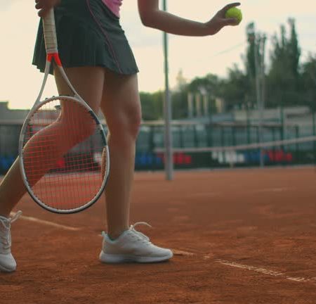 Peut-on réaliser une rénovation de court de tennis à Saint-Tropez sur un terrain classé ou protégé ?