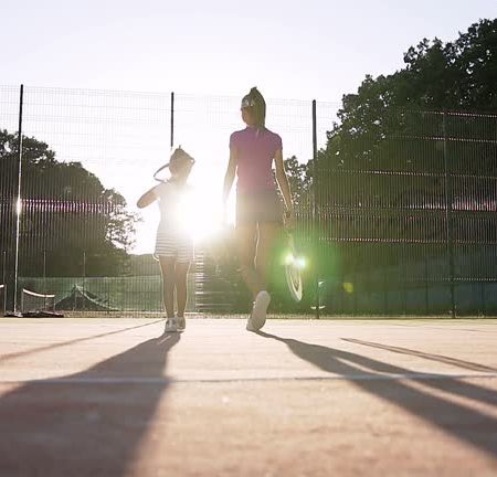 Faut-il un permis de construire pour une rénovation de court de tennis à Saint-Tropez ?