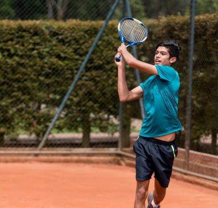 Peut-on jouer sur le terrain pendant une rénovation partielle d’un court de tennis à Saint-Tropez ?