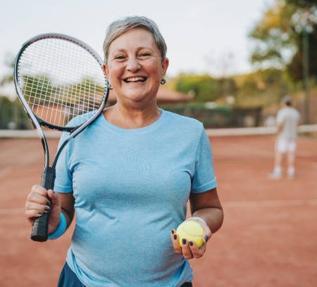 Est-il judicieux de faire une rénovation court de tennis Saint-Tropez soi-même ?