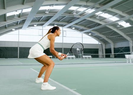 La météo peut-elle compromettre une rénovation de court de tennis à Saint-Tropez en été ?
