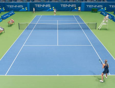 Peut-on transformer un terrain multisport en court de tennis avec une rénovation à Saint-Tropez ?