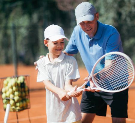 Y a-t-il des particularités géologiques à prendre en compte pour une rénovation de court de tennis à Mougins ?