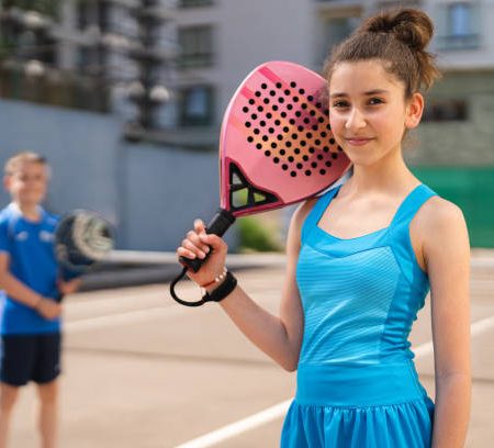 Les choix d’équipements influencent-ils l’image d’une construction court de tennis à Poitiers dans un hôtel luxueux ?