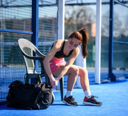 Passer d’un court simple à un double : que permet réellement la rénovation de court de tennis à Saint-Tropez ?