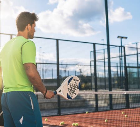 Comment une entreprise construction terrain de pickleball adapte-t-elle ses projets en fonction des contraintes climatiques locales ?
