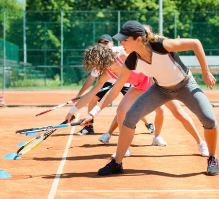 L’éclairage LED est-il compris dans le prix construction terrain de padel proposé par les constructeurs ?