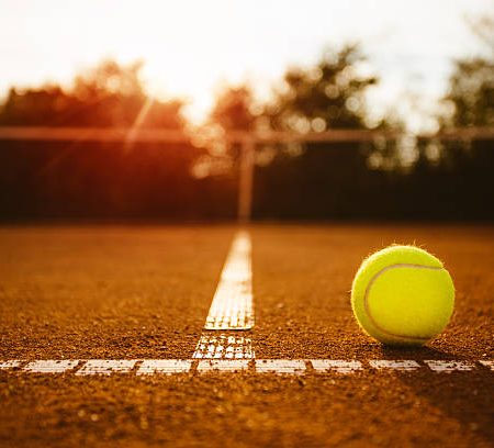 Faut-il passer par une entreprise certifiée pour une rénovation court de tennis à Mougins ?