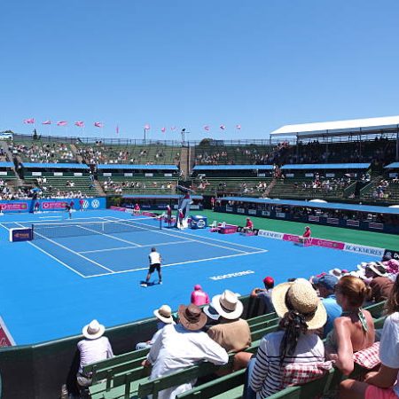 Quel est le matériel utilisé pour une rénovation de court de tennis à Lyon ?
