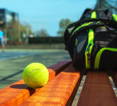 Peut-on financer une construction de court de tennis à Aix-en-Provence avec un crédit travaux classique ?