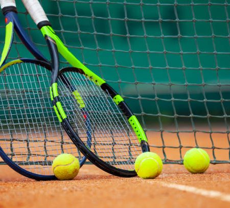 Peut-on faire appel à un architecte pour superviser une rénovation de court de tennis à Mougins ?