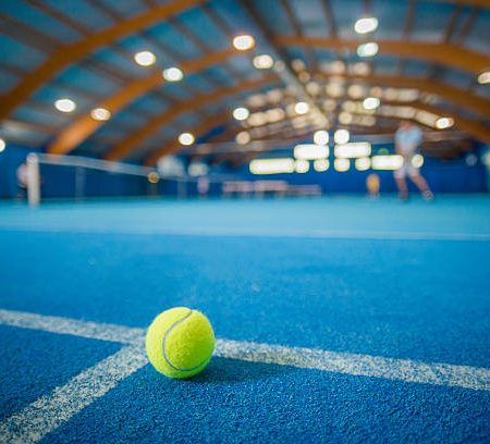 Est-ce qu’une rénovation de court de tennis à Lyon permet d’améliorer le rebond de balle ?
