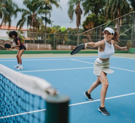 Faut-il prévoir un grillage ou un pare-ballons pour une construction de court de tennis à Aix-en-Provence ?