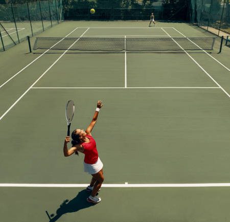 Y a-t-il des contraintes météo à prendre en compte pour une rénovation de court de tennis à Lyon ?