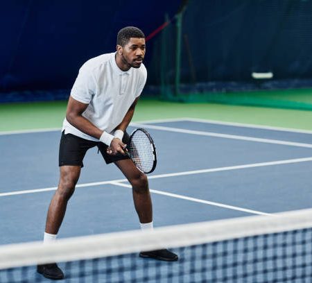 Existe-t-il des restrictions locales pour la construction de court de tennis à Aix-en-Provence dans les zones naturelles ?