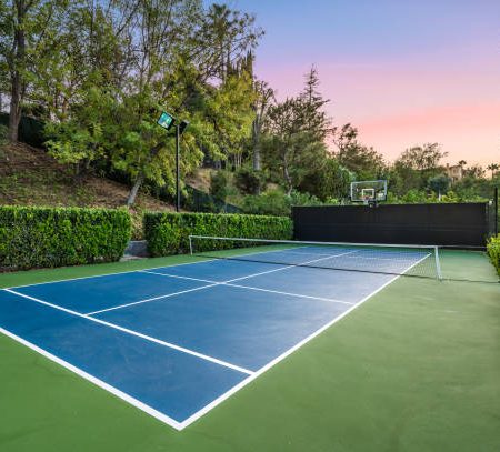 Quelles questions poser à un artisan pour une rénovation de court de tennis à Lyon ?