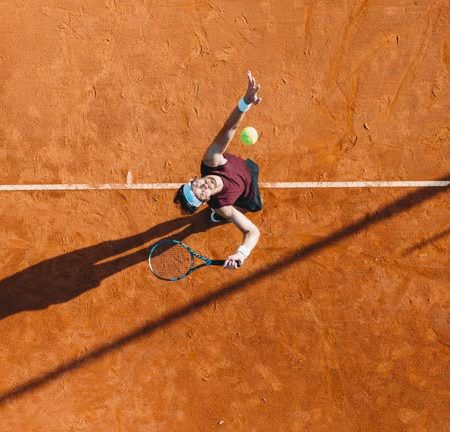 Y a-t-il des contraintes climatiques à prendre en compte pour une construction de court de tennis à Aix-en-Provence ?