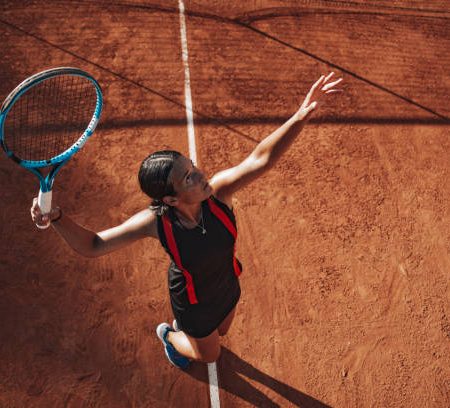 Combien de temps faut-il attendre entre la signature et le début d’une rénovation de court de tennis à Lyon ?